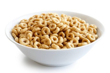 Bir kase ballı Cheerios beyazda izole edilmiş..