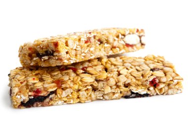 Beyaz üzerine izole edilmiş iki müsli çubuğu.