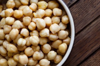 Kahverengi seramik kasede pişmiş nohut parçaları.