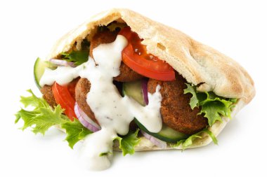 Falafel, salata ve beyaz sosla doldurulmuş pide.