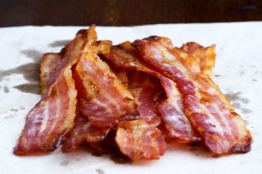 Kağıt üzerinde kızarmış domuz pastırması.