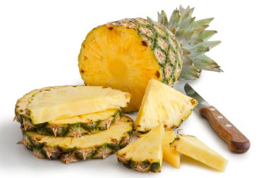 Bütün ananas parçalanmış ve bıçaklar beyaza saplanmış..