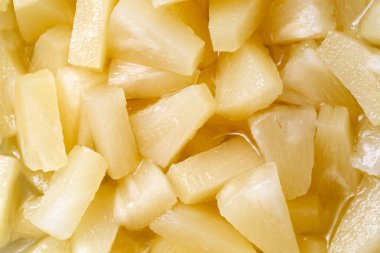 Yukarıdan gelen konserve ananas parçalarının arkaplanı.