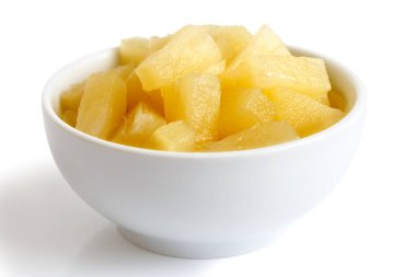 Beyaza izole edilmiş seramik kasede konserve ananas parçaları..