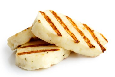 Üç dilim ızgara halloumi peyniri.