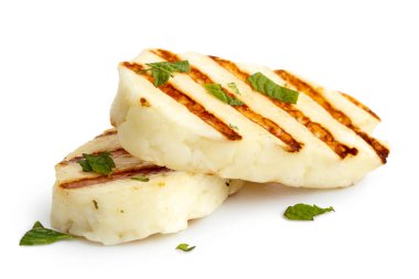 İki dilim ızgara halloumi peyniri, beyaza izole edilmiş.