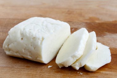 Tahtada dilimlenmiş halloumi peyniri perspektif olarak..
