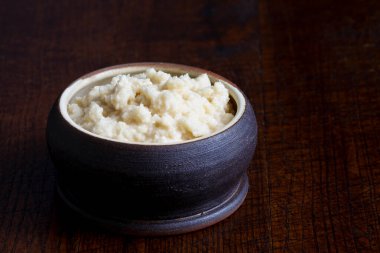 Yabanturpu sosu kırsal çömlek kasesinde koyu renkli perspektifte. 