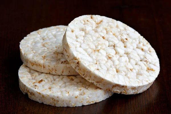 Montón de tres tortas de arroz infladas aisladas en madera oscura . — Foto de Stock