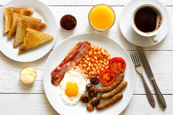Традиційний англійський сніданок з апельсиновим соком і кавою. — стокове фото