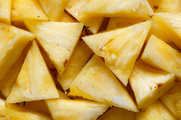 Sfondo di pezzi di ananas appena tagliati dall'alto . — Foto Stock