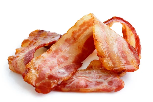 Tres tiras de tocino crujiente frito aisladas en blanco . — Foto de Stock