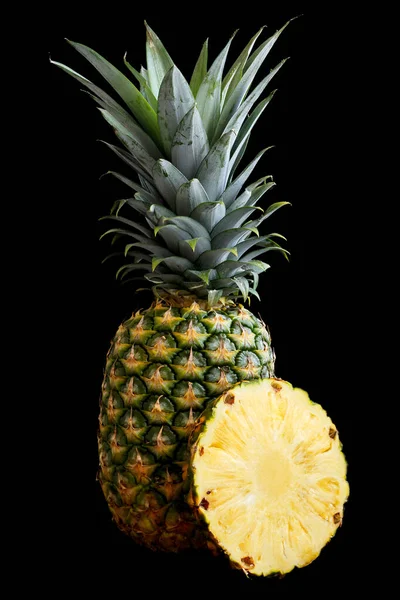 Hela ananas isolerad stående på svart. — Stockfoto