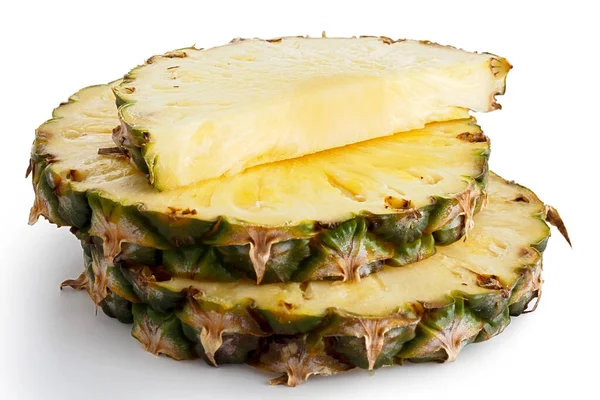 Tranches rondes d'ananas avec peau isolée sur blanc . — Photo