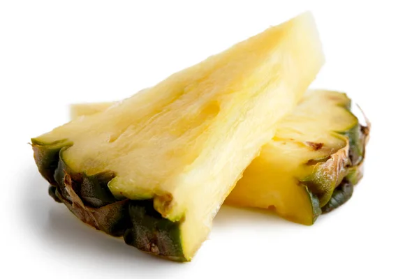 Två ananas trianglar med huden isolerad på vit. — Stockfoto