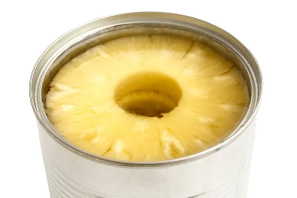 Anéis de abacaxi em uma lata em perspectiva no branco . — Fotografia de Stock