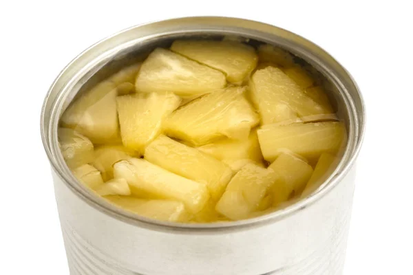 Pezzi di ananas in una scatola in prospettiva sul bianco . — Foto Stock