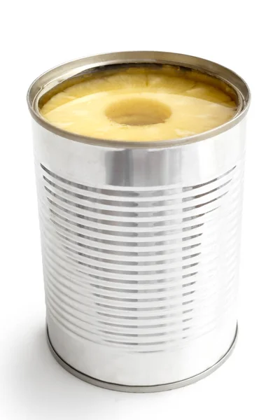 菠萝环在铁罐中，与白色隔离. — 图库照片