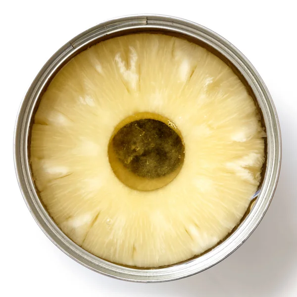 Anéis de abacaxi em uma lata de cima isolada em branco . — Fotografia de Stock