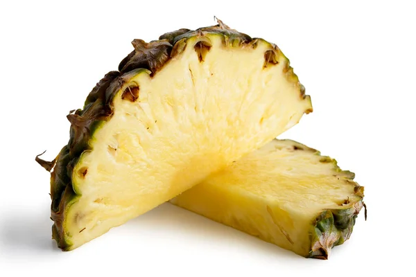 Dva půlky ananasu s kůží izolovanou na bílém. — Stock fotografie