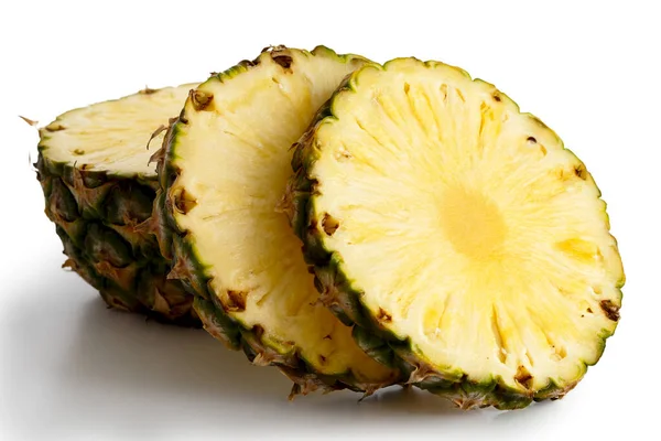 Ronde ananasschijfjes met huid geïsoleerd op wit. — Stockfoto