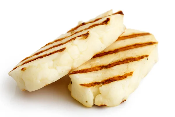 Två grillade skivor halloumi ost isolerad på vitt i persp — Stockfoto