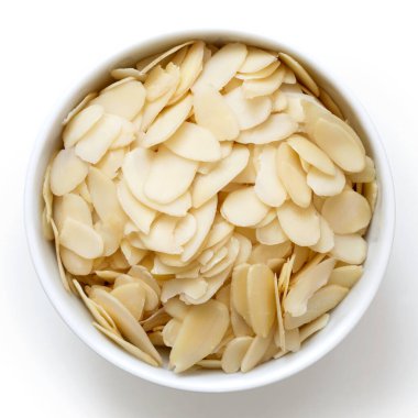 Yukarıdan izole edilmiş kabuklu badem kasesi..