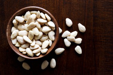 Ahşap ahşap kabuklu badem kabuğu.