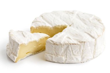 Beyaz renkte dilimlenmiş beyaz küflü peynir..