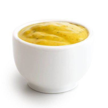 Küçük bir kase sarı köri sosu. Perspektifle izole edilmiş