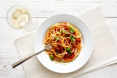 Domates soslu spagetti, taze fesleğen ve peynir. Bir bardak ne...