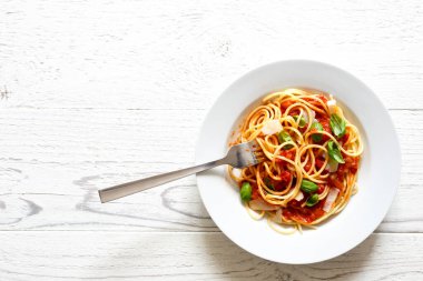 Çatallı spagetti, domates sosu, taze fesleğen ve peynir. İsola