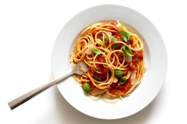 Çatallı spagetti, domates sosu, taze fesleğen ve peynir. İsola