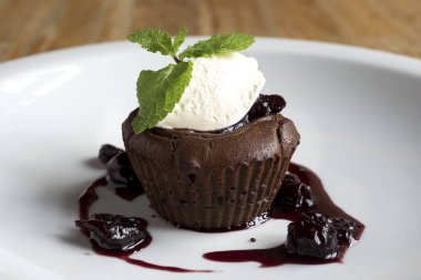 Yumuşak merkezli erimiş çikolatalı puding.