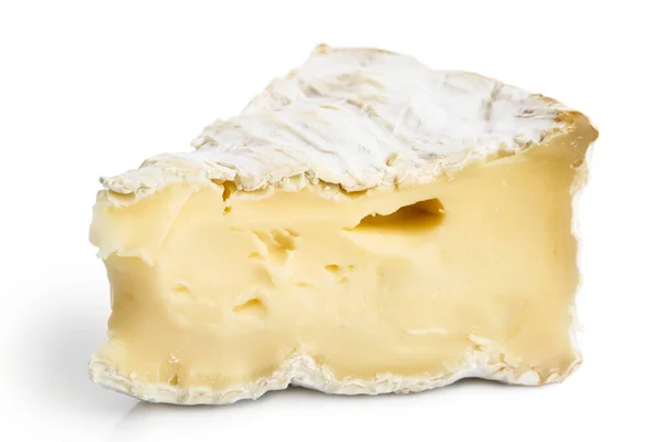 Detalhe de um pedaço de queijo branco isolado em branco . — Fotografia de Stock