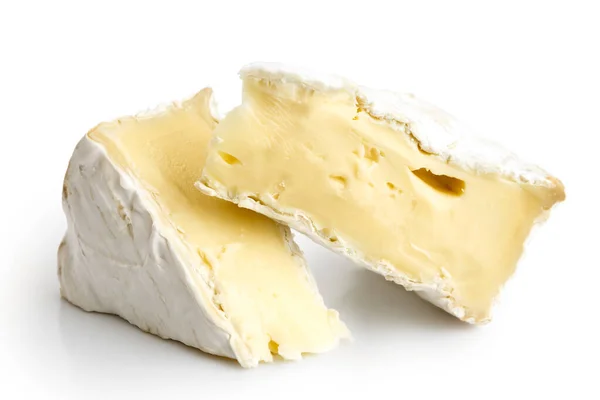 Dwa kawałki białego sera pleśniowego wyizolowane na białym. — Zdjęcie stockowe