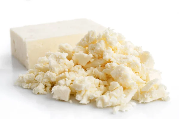 Fromage feta blanc émietté isolé sur blanc . — Photo