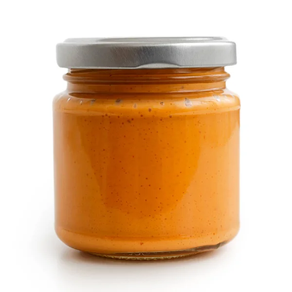 Stängd glasburk tomat och röd chilipeppar salsa. Isolerad — Stockfoto