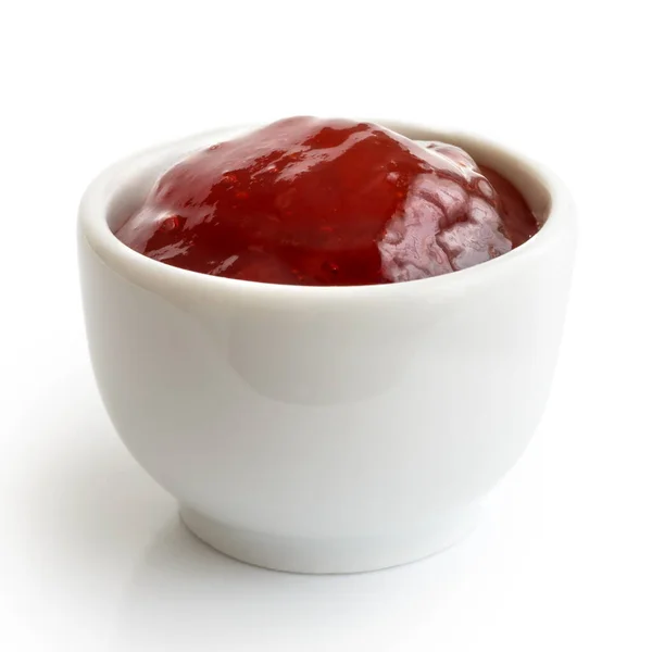 Malý bílý ramekin červené jahodové marmelády izolovaný na bílém. In — Stock fotografie