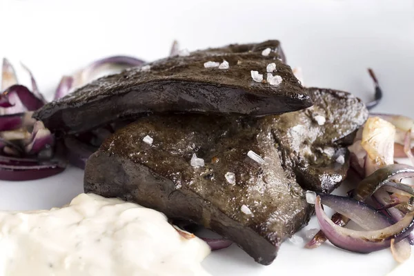 Fígado de porco inteiro frito panela com sal de rocha, cebola e molho branco — Fotografia de Stock