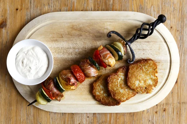 Spiedino rustico con carne alla griglia, verdure accanto al rosti di patate — Foto Stock