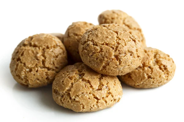 Heap of  whole Italian amaretti biscuits isolated on white in pe — Stock Photo, Image