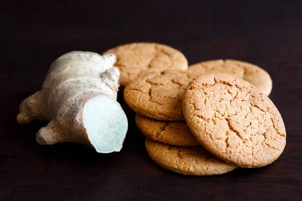 Fresh root ginger with ginger biscuits. — Stock Photo, Image