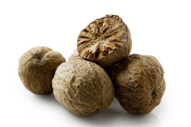 Bir yığın kurutulmuş hindistan cevizi beyaza izole edilmiş. Kesik bir hindistan cevizi.