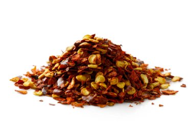 Beyaz üzerine izole edilmiş bir yığın sert kırmızı biber..