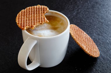 Sütlü, köpüklü, yarı sarhoş ve kısmen sarhoş beyaz kupa.