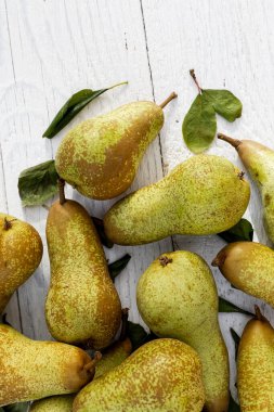 Beyaz boyalı ahşap yapraklı armut cenini.. 