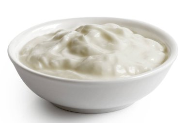 Beyaz seramik kase üzerinde izole edilmiş gökyüzü yoğurdu..