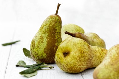 Beyaz boyalı ahşap yapraklı armut cenini..