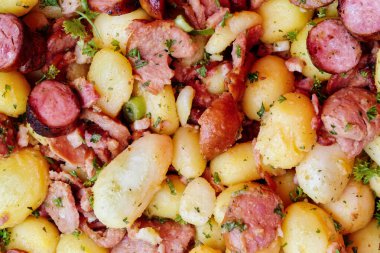 Pişmiş patates, tütsülenmiş et ve sosis karışımı..